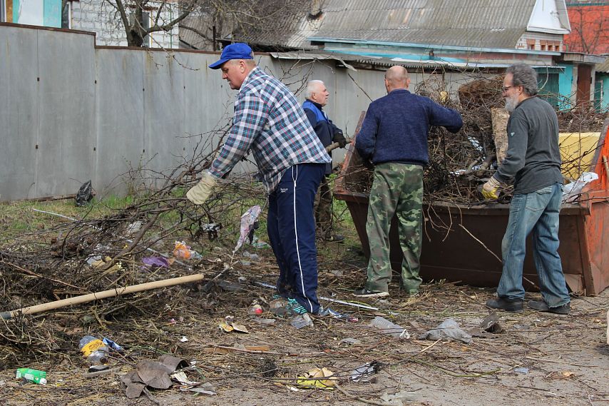 Железногорцы вместе с депутатом городской Думы убрали мусор