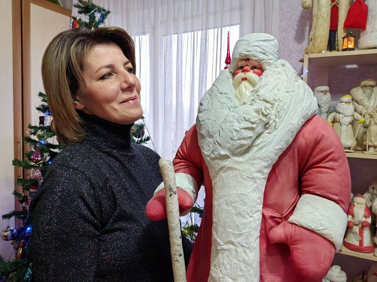 62 Деда Мороза, 12 Снегурочек и Снеговик живут в доме железногорки Марины Татариновой