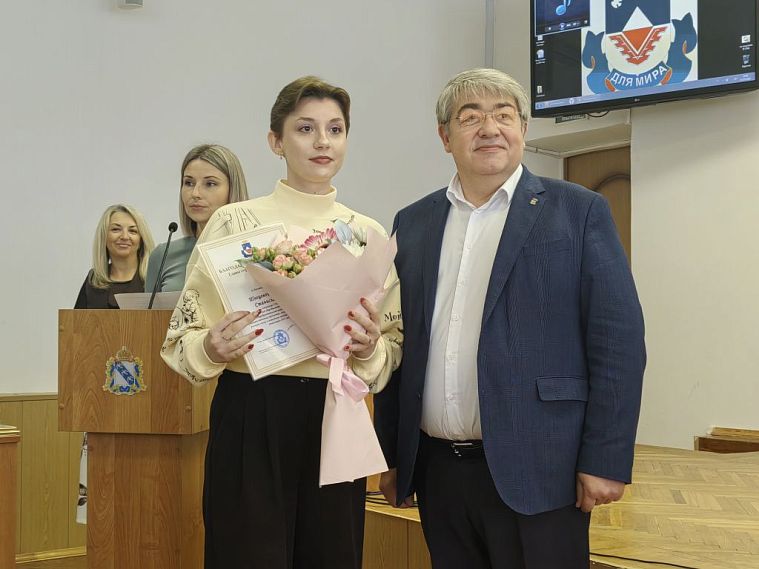 Как сдать ЕГЭ дважды на сто баллов, поделилась железногорка Милена Швецова