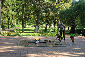 Цветы памяти в День Победы на Курской дуге