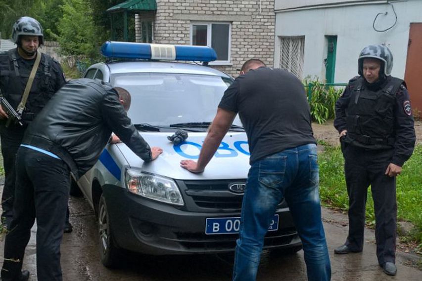 В Железногорске с наркотиками задержали троих местных жителей 