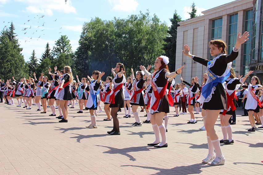 Железногорские выпускники провели танцевальный флешмоб