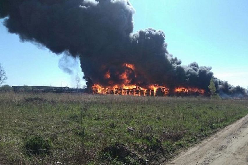 Первомайский пожар: в Железногорске горели автопокрышки