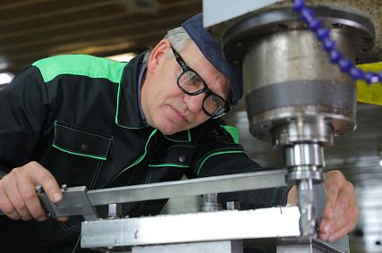 Какую мелодию слышит станочник при обработке металла 