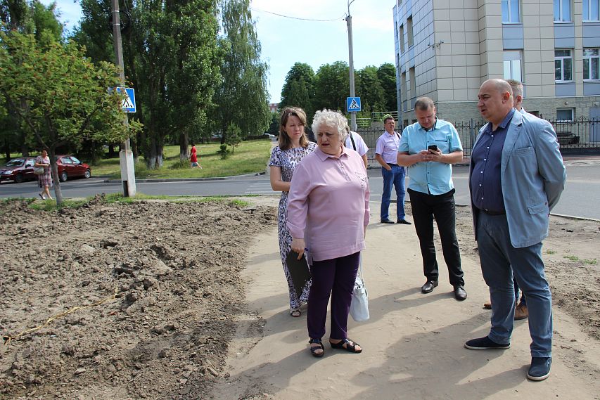 «Траву скосят, дорогу отремонтируют»: глава города совершил обход проблемных территорий Железногорска