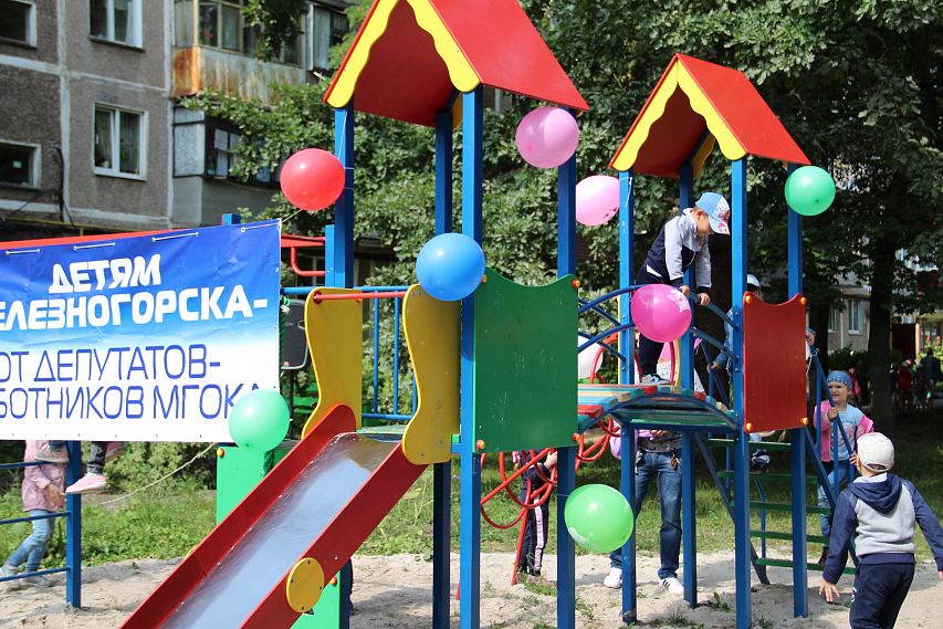 Сказочный городок: в Железногорске открыли новую детскую площадку