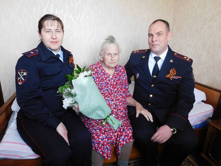 Железногорские полицейские поздравили с праздником Победы труженицу тыла и ветерана МВД  