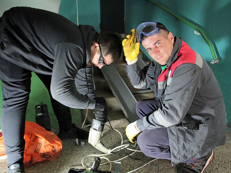 В Железногорске волонтёры установили пандус в девятиэтажке