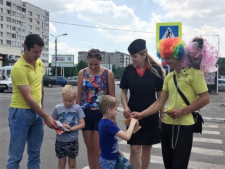 Железногорские госавтоинспекторы вместе с артистами цирка провели акцию по безопасности дорожного движения