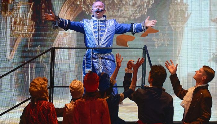 В спектакле на железногорской сцене сыграли работники Михайловского ГОКа