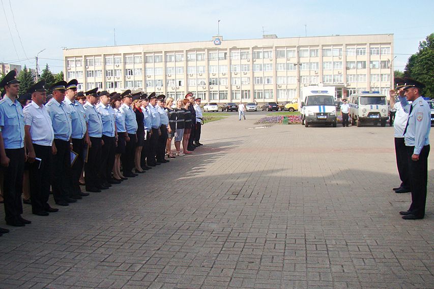 На центральной площади Железногорска состоялся гарнизонный развод полицейских нарядов