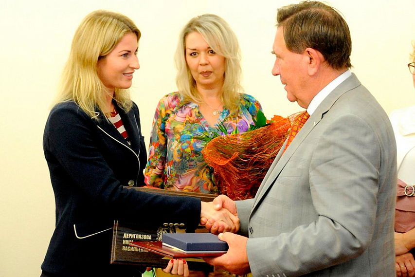 Олимпийская чемпионка Рио Инна Дериглазова получила в подарок от губернатора Курской области цветы и ключи от трёхкомнатной квартиры