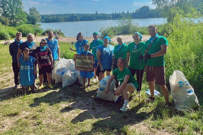 Десять мешков мусора собрали волонтёры и экологи Михайловского ГОКа на берегах водохранилища