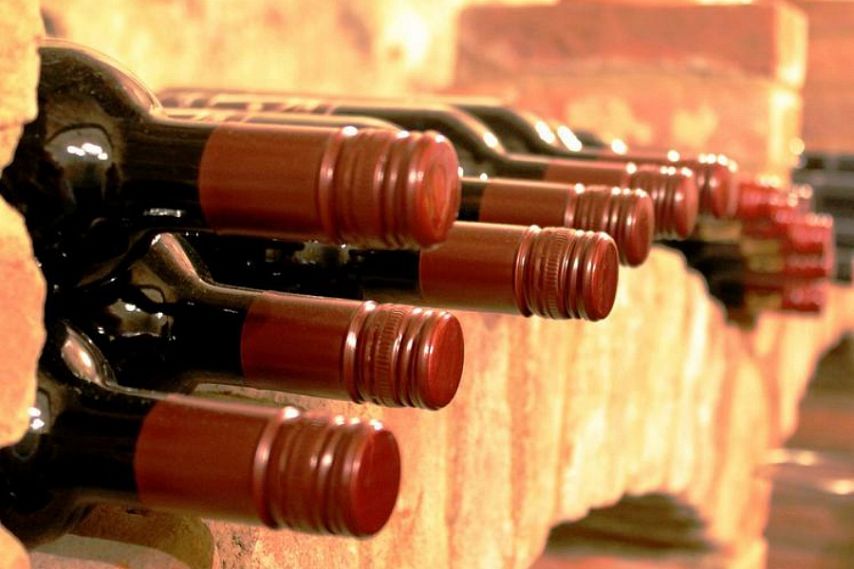 Советы от Роскачества: как правильно охладить вино к новогоднему столу