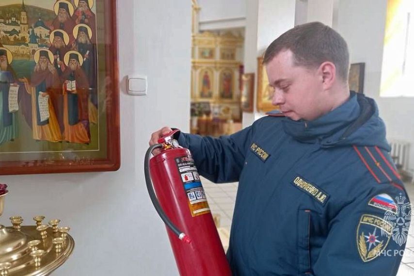 Сотрудники пожарного надзора проверяют храмы Курской области 
