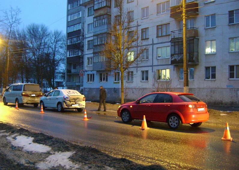 Принцип домино: в Железногорске столкнулись три автомобиля