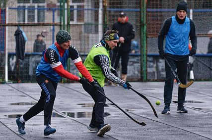 На Михайловском ГОКе прошли соревнования по хоккею с мячом 