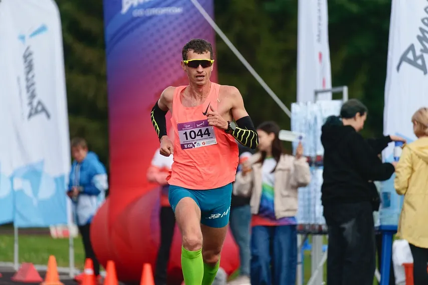 На старт полумарафона в Железногорске вышло около 1 300 человек