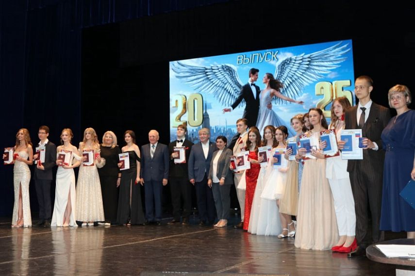 В Железногорске 66 выпускников стали золотыми медалистами и 40 серебряными