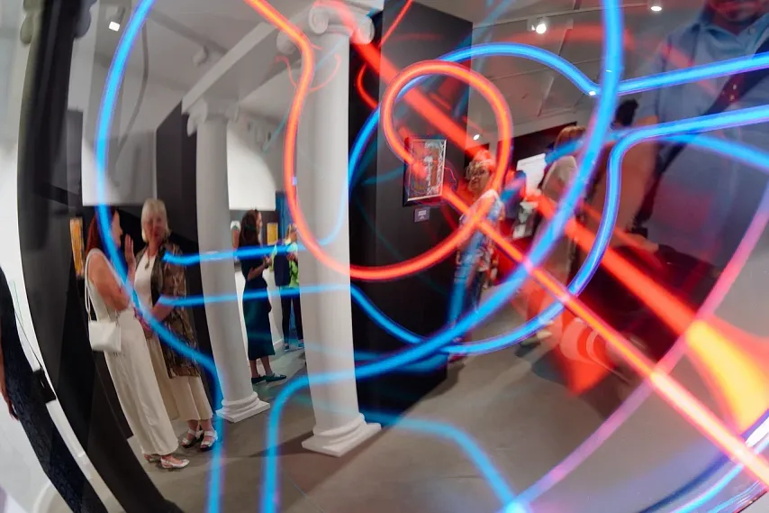 В Железногорском краеведческом музее проходит выставка «Стекло и металл: рождённые огнём»