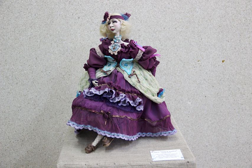 Дама в лиловом и птица Сирин: в Железногорске открылась выставка авторских кукол 