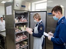 Детей в школах и садах Железногорского района кормили просрочкой