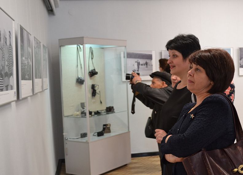 История в черно-белых кадрах: в Железногорске открылась уникальная фотовыставка ТАСС