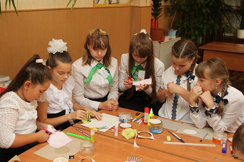 Дети - детям: железногорские школьники изготавливают поделки во благо