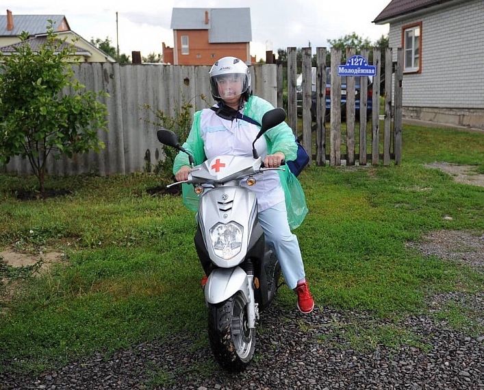 Очень скорая помощь: фельдшер из Железногорского района ездит к пациентам на скутере 