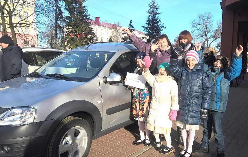 Многодетной семье из Железногорского района подарили автомобиль