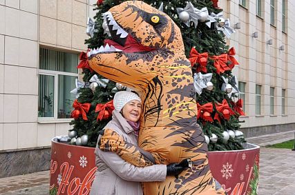 Железногорка Ольга Широченкова поднимает настроение горожанам в костюме динозавра