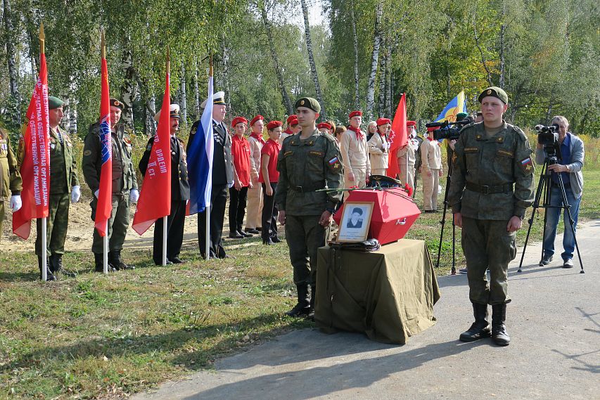 Долгая дорога домой: в Железногорском районе перезахоронили останки советского летчика