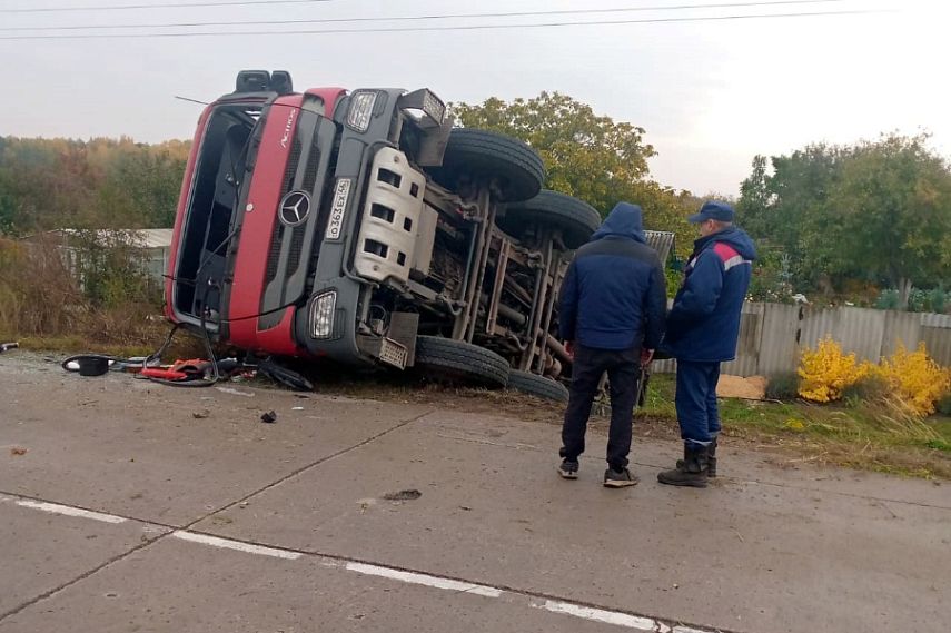 В Железногорском районе перевернулась фура