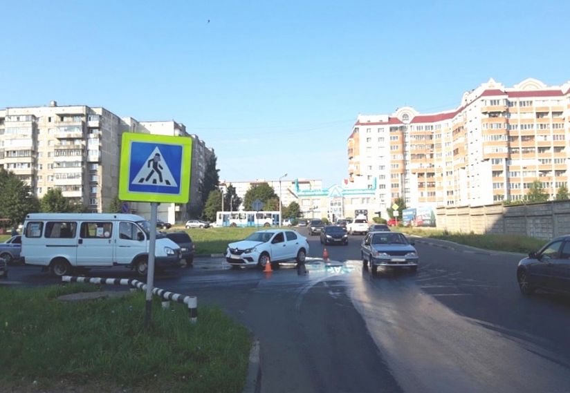 В Железногорске столкнулись три автомобиля: есть пострадавший