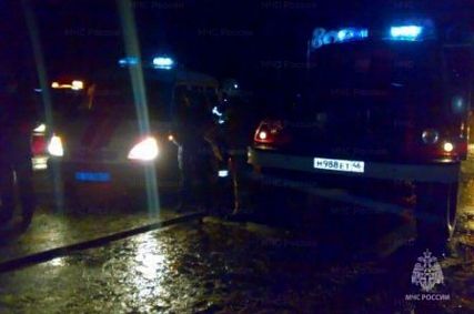 В Железногорске пожарные спасли из горящей квартиры четырёх человек