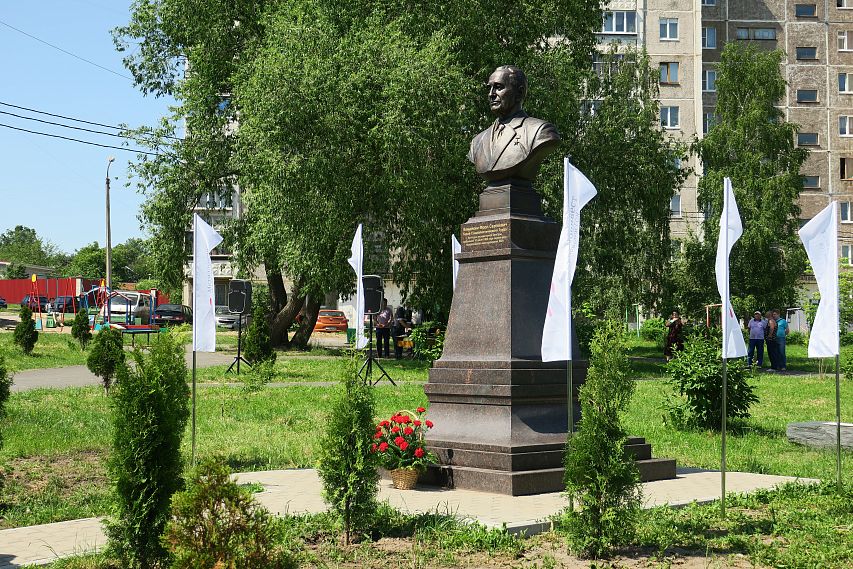 В Железногорске открыли скульптурный бюст Фролу Кемайкину