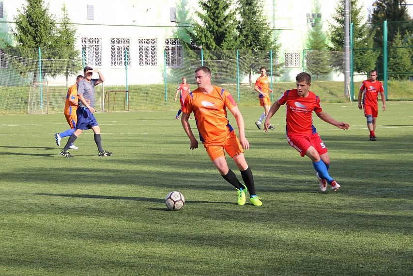 Горняки начинают с побед: в Железногорске стартовал турнир по футболу 