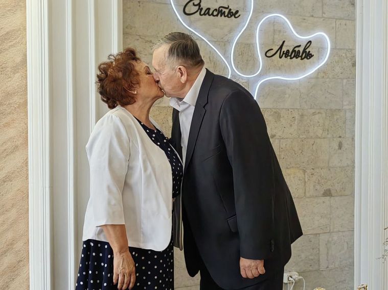 «Увидела его во сне». Железногорцы Василий и Любовь Волковы отметили золотую свадьбу