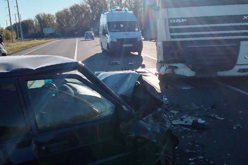 В Железногорском районе столкнулись грузовик и легковой автомобиль
