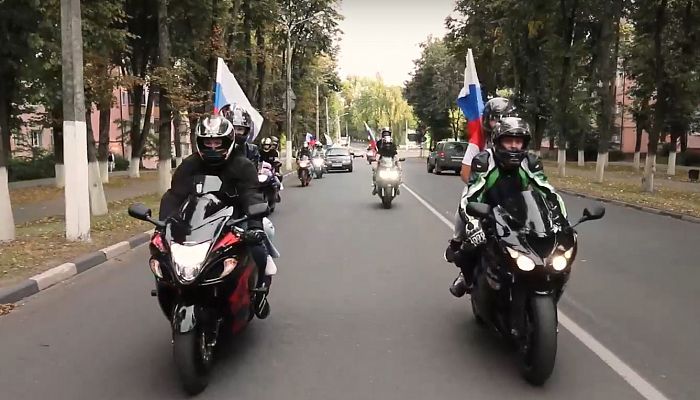 В городах присутствия Металлоинвеста отметили День флага РФ