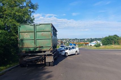 В Железногорске легковушка влетела в прицеп грузовика, есть пострадавшие