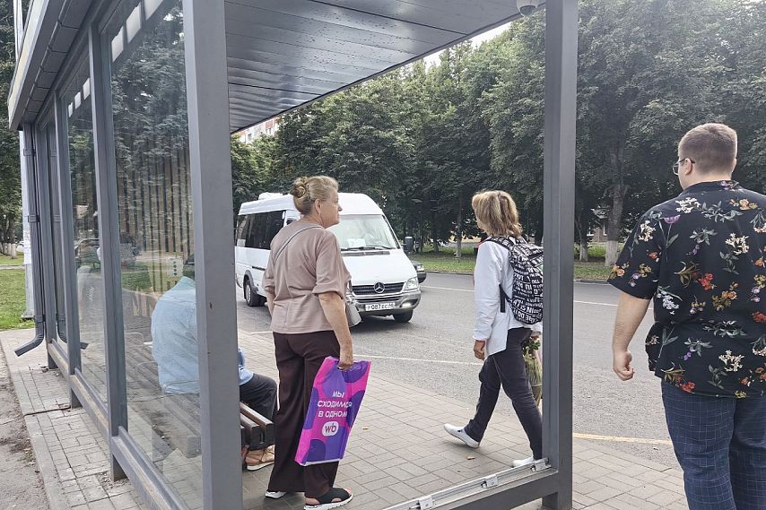 Восстановят ли разбитое стекло на остановке в Железногорске и будут ли менять стороны на просматриваемые