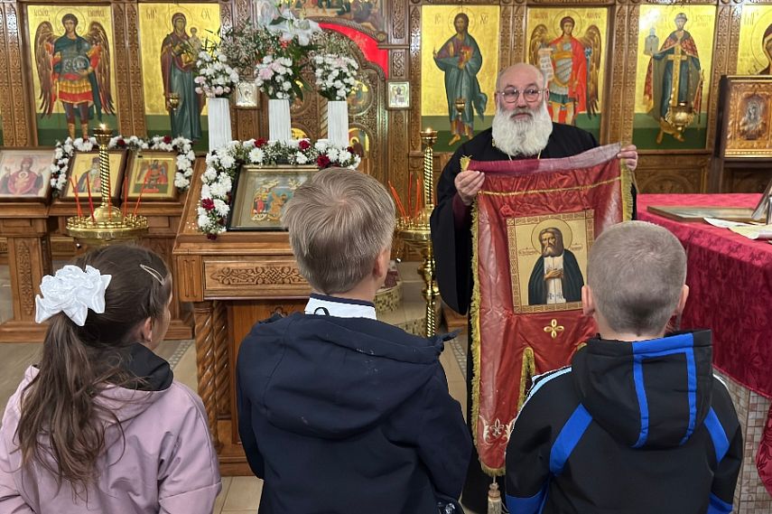 В железногорском храме Преподобного Сергия Радонежского открылась выставка детских рисунков