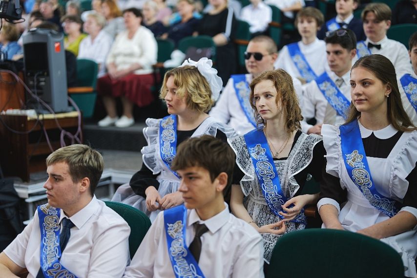 Минпросвещения России определило единые дни последнего звонка и выпускного в 2026 году