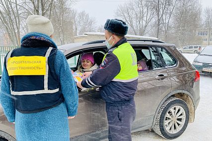 Автокресло спасёт жизнь! В Железногорске проверили правила перевозки детей в авто