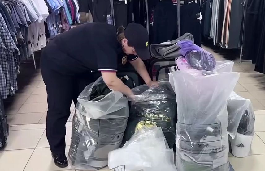 В Железногорске изъяли контрафактную обувь и одежду  