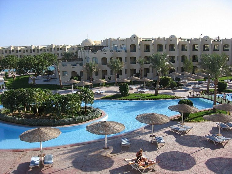 Египетские курорты примут россиян не раньше июня