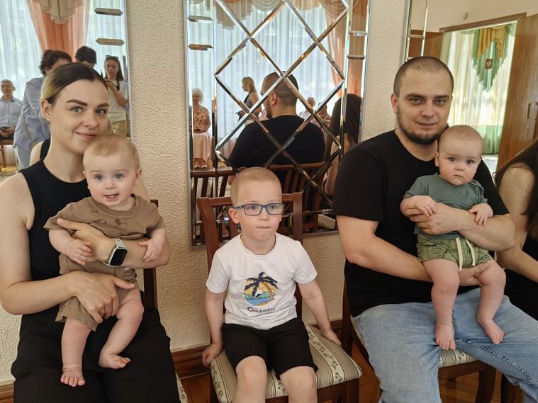 Родителей, воспитывающих двойняшек, поздравили в железногорском загсе