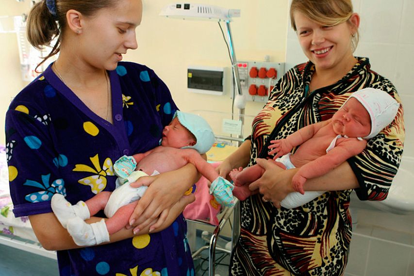 Министр труда РФ предложил поощрять женщин, успевших родить до 30 лет не менее двух детей