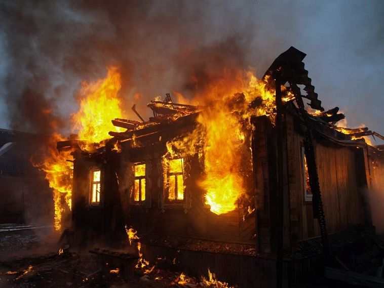 В Железногорском районе в огне погибла пожилая женщина
